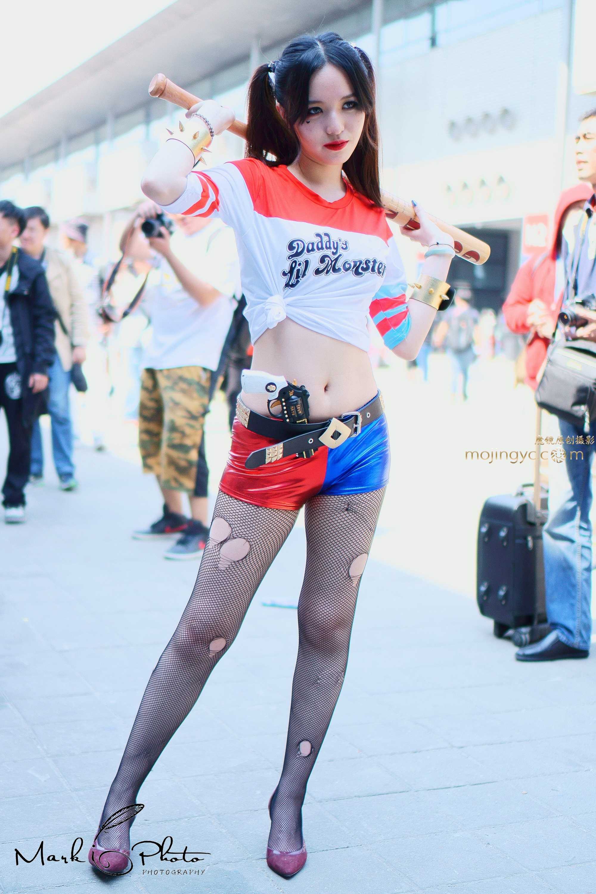 二次元黑丝持棍美少女