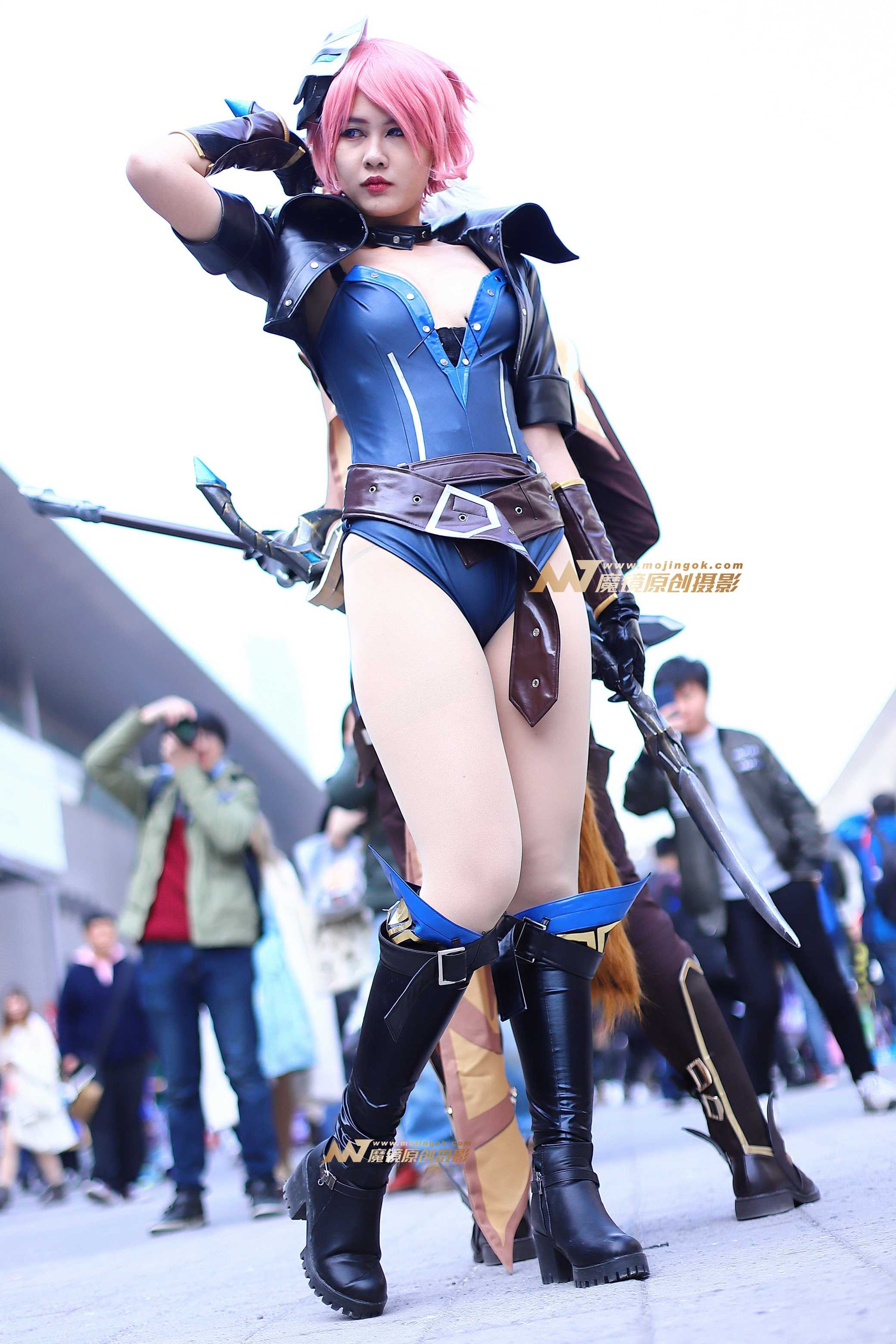 冷艳红发蓝色紧身皮衣