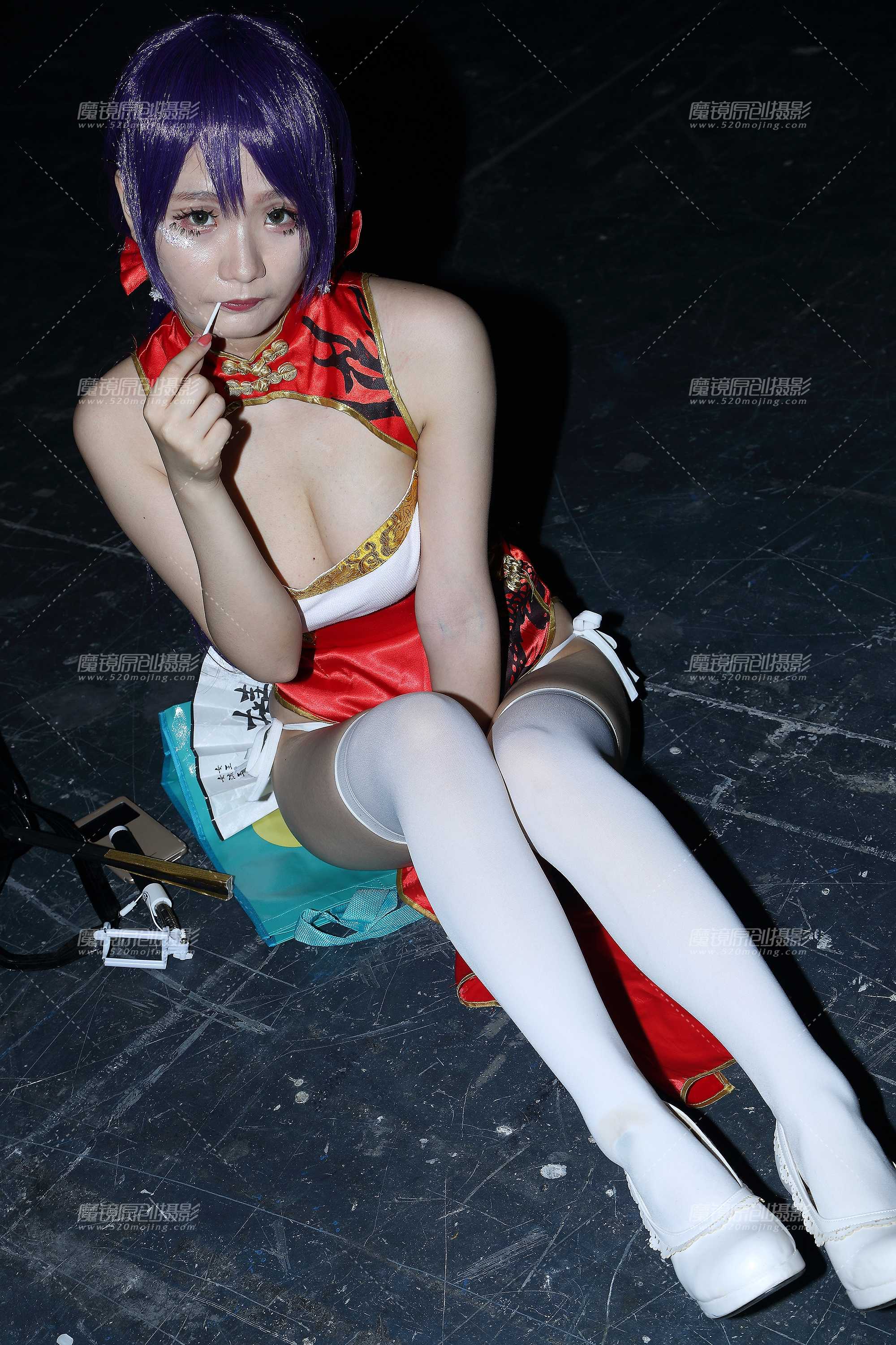 坐在地上吃棒棒糖