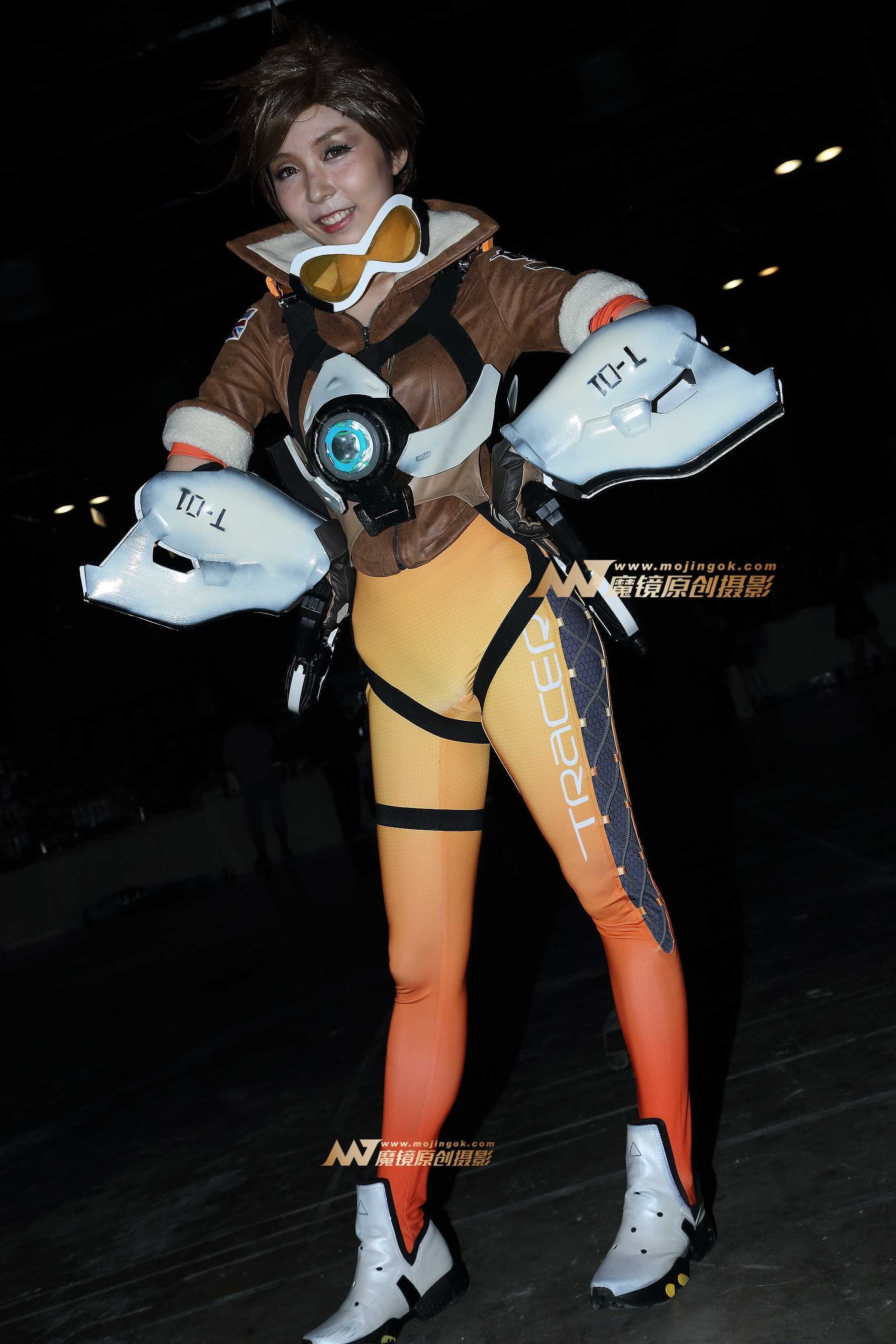 大长腿Coser拿着小枪枪