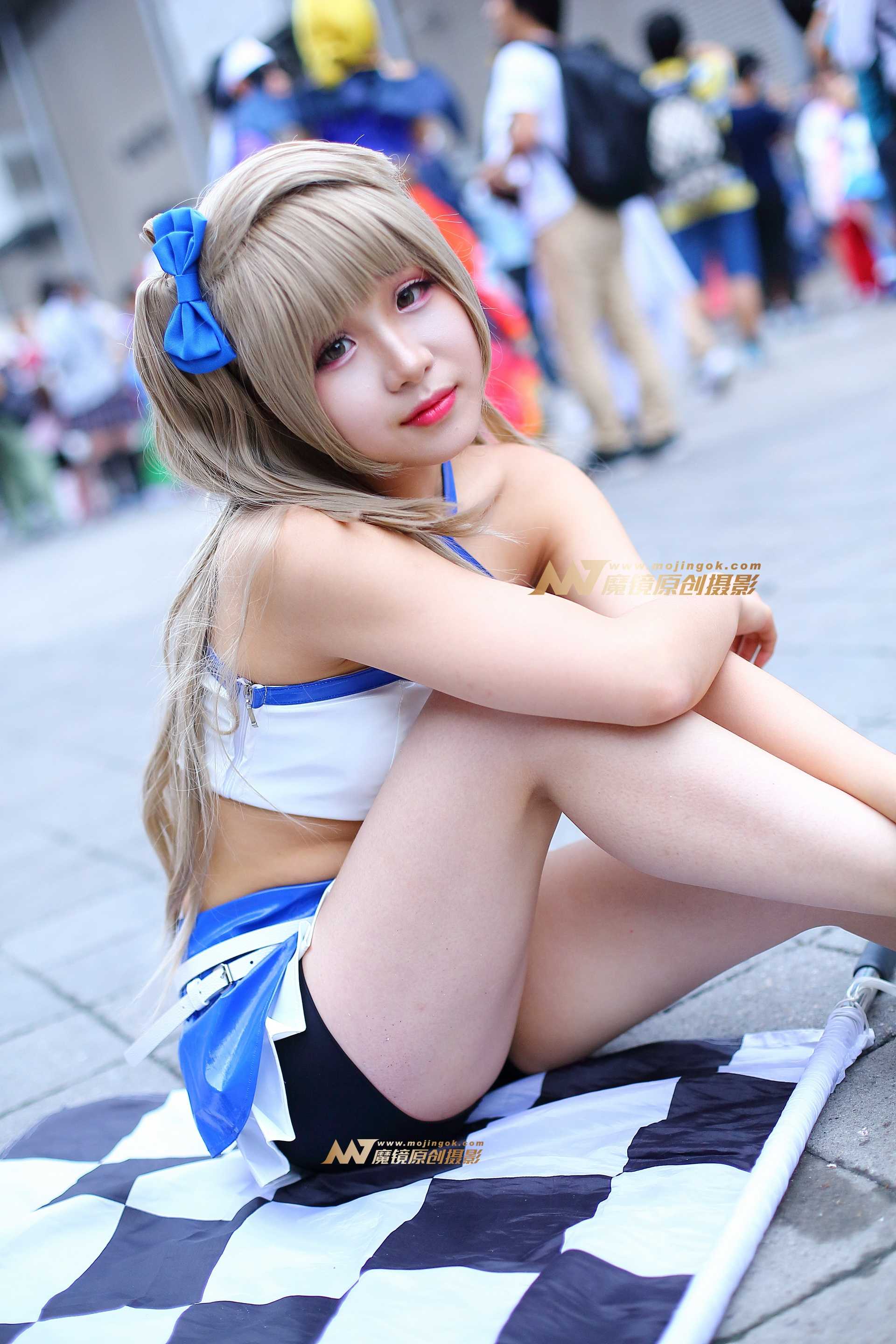 娇嫩的白色赛车服少女