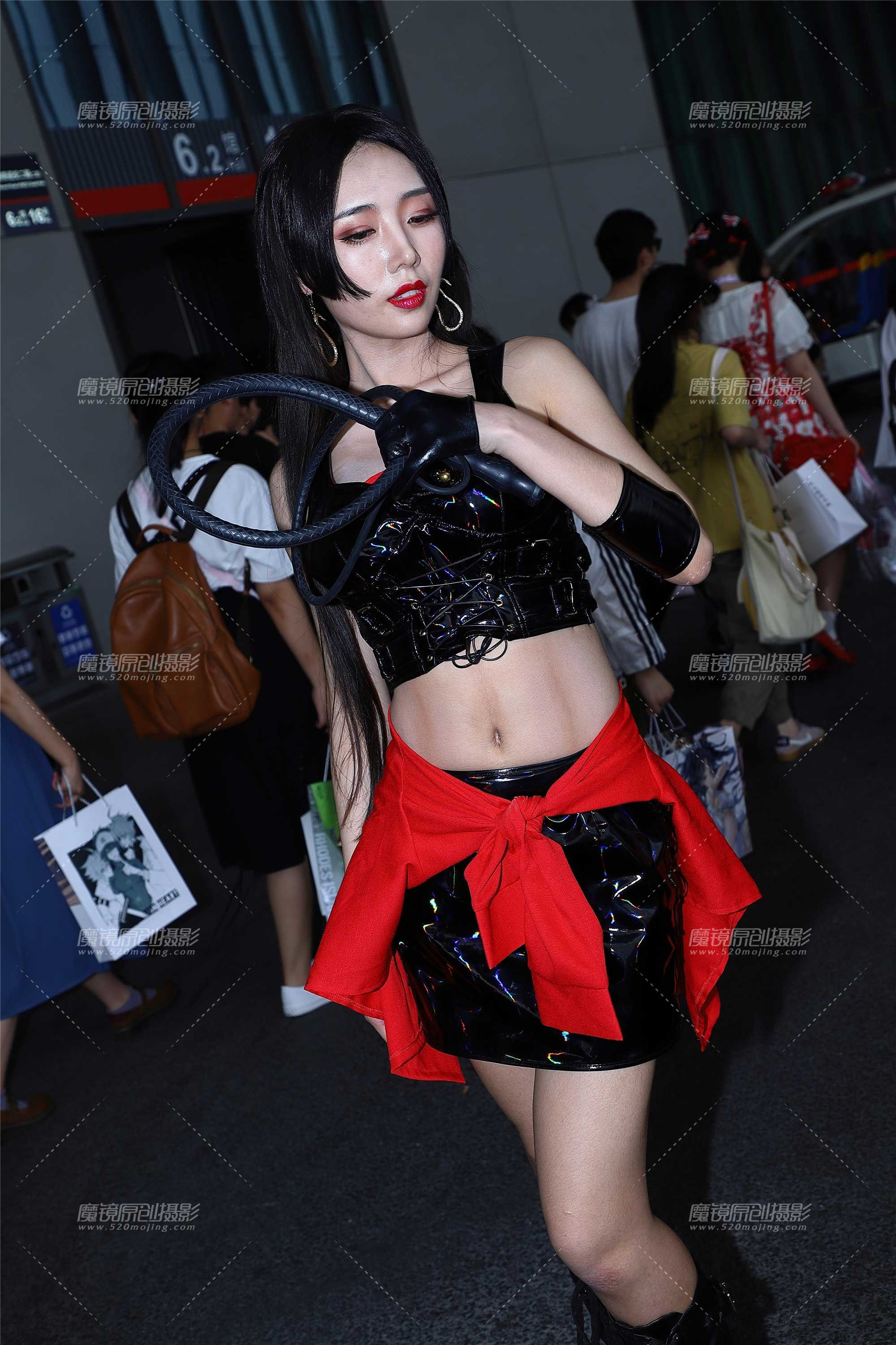 手持皮鞭的黑色抹胸皮装美女