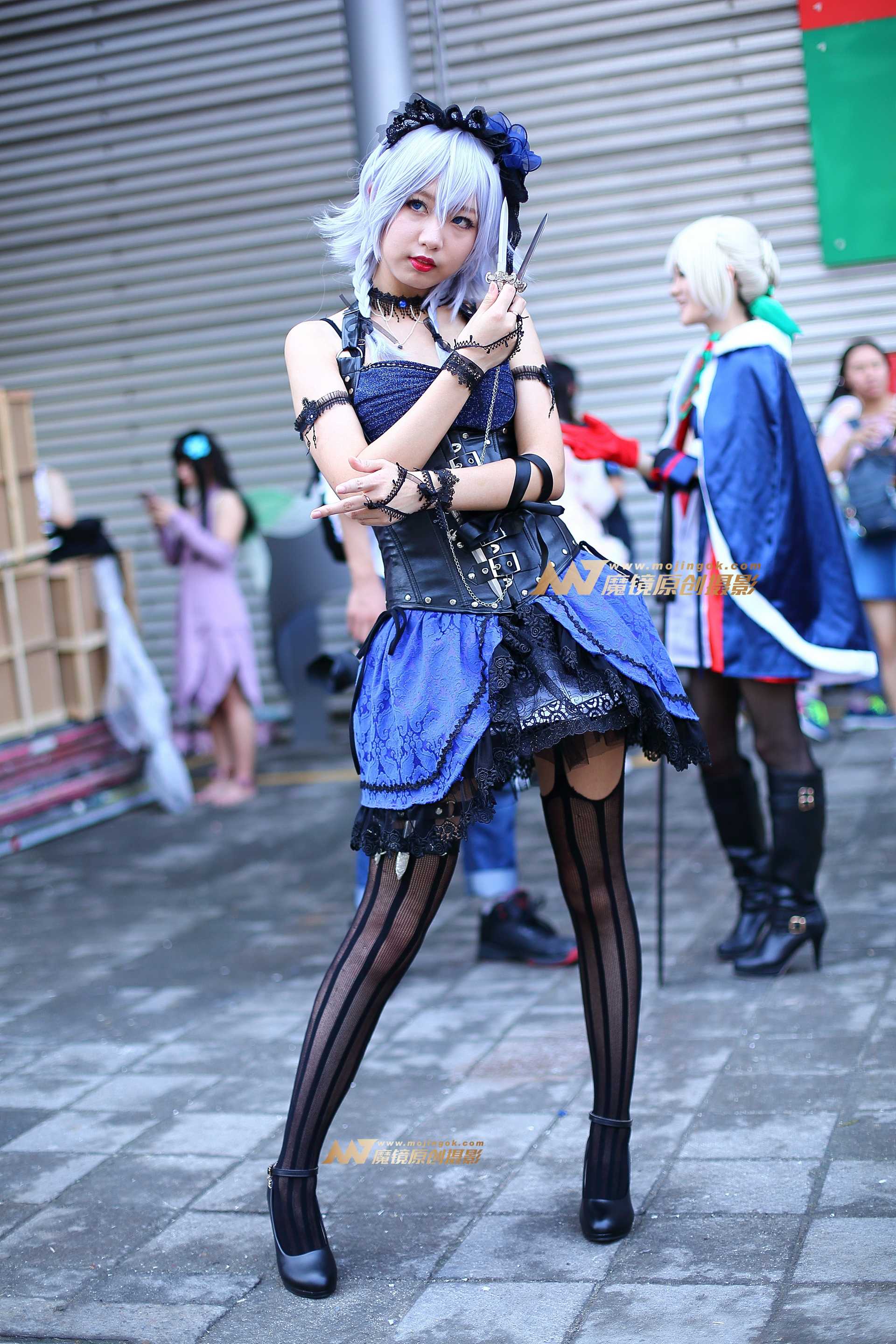 手持钢钢叉的cosplay