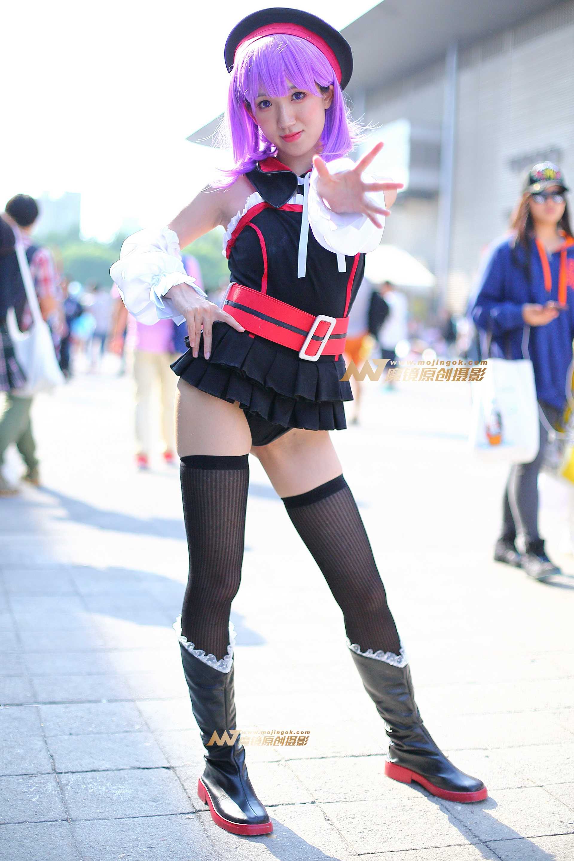 手捧魔法书的少女cosplay