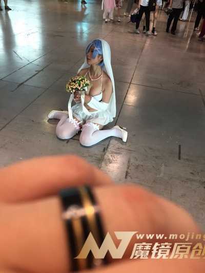 手捧鲜花的性感小新娘