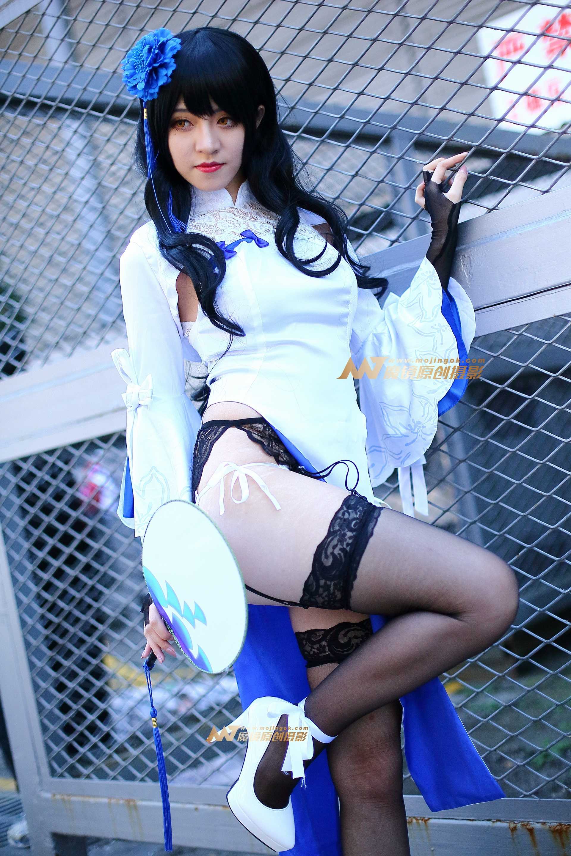 持枪旗袍黑丝美女