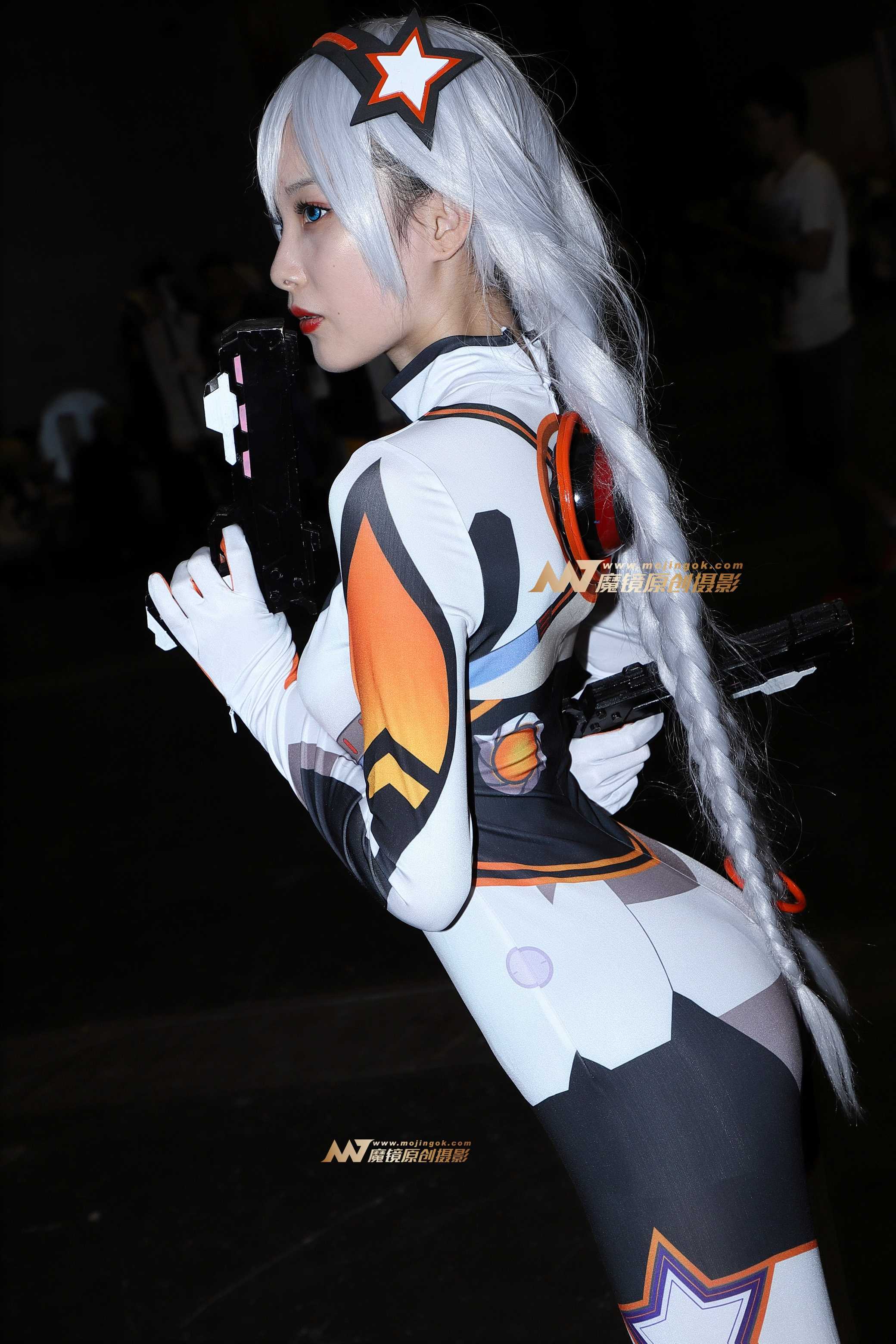 持枪紧身装coser