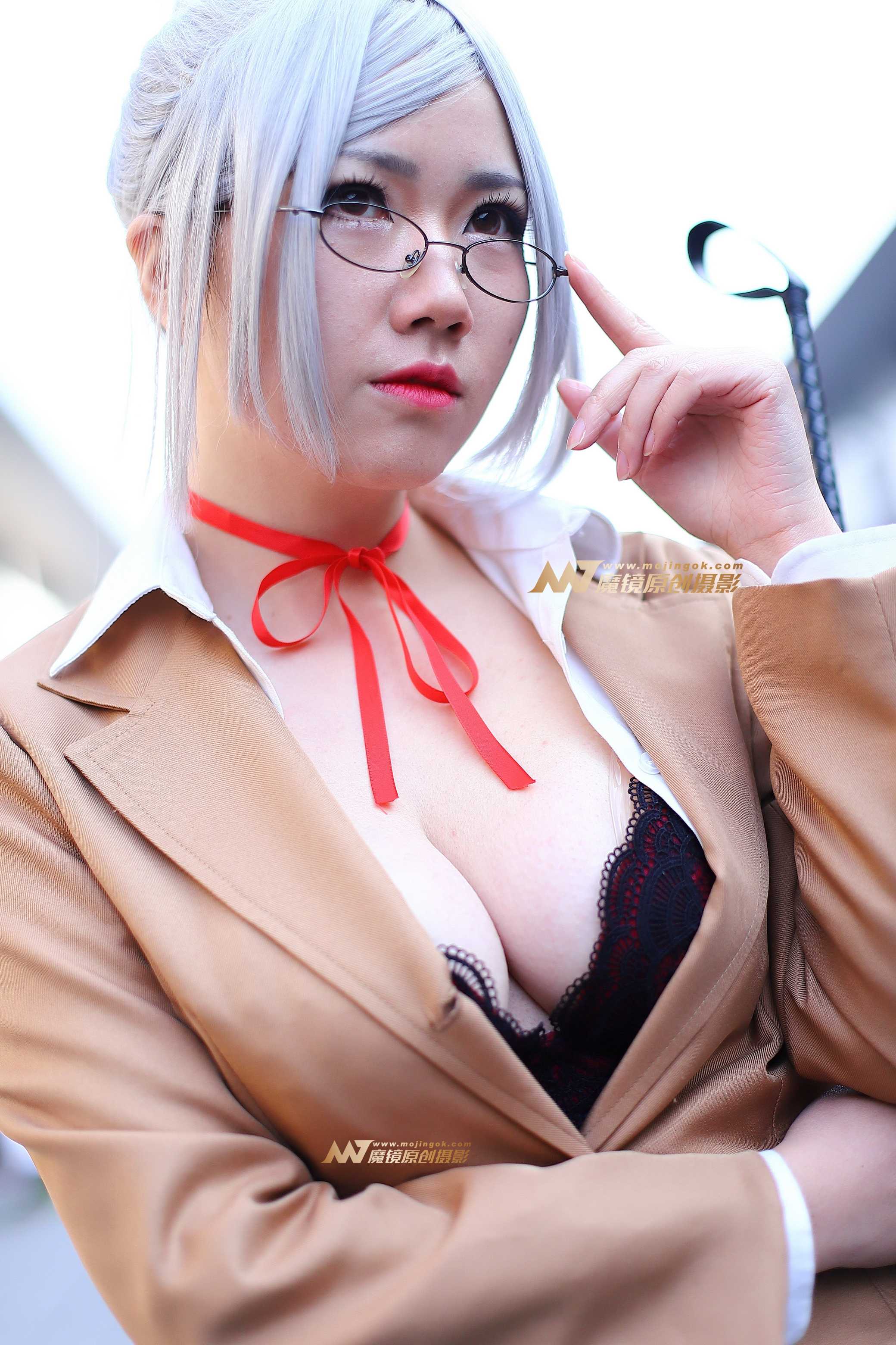 日系四眼美胸妹