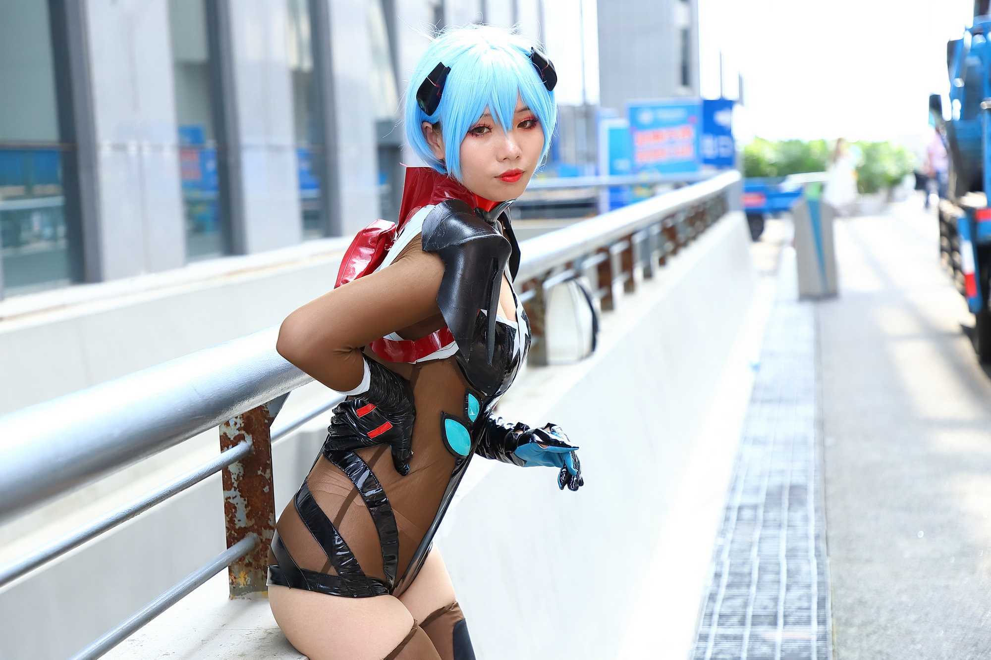 棕色紧身皮衣coser