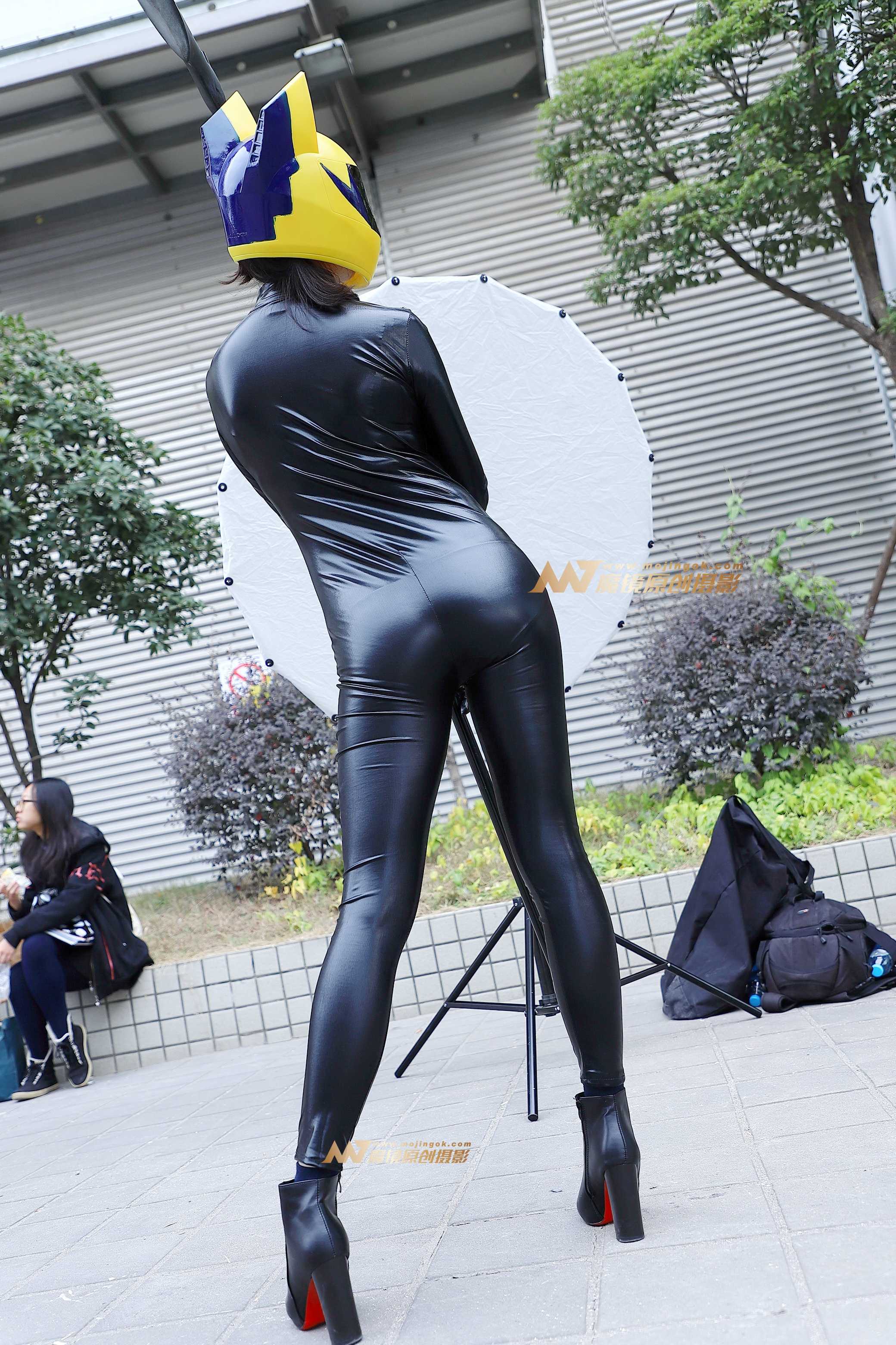 紧身皮衣魔鬼身材cosplay