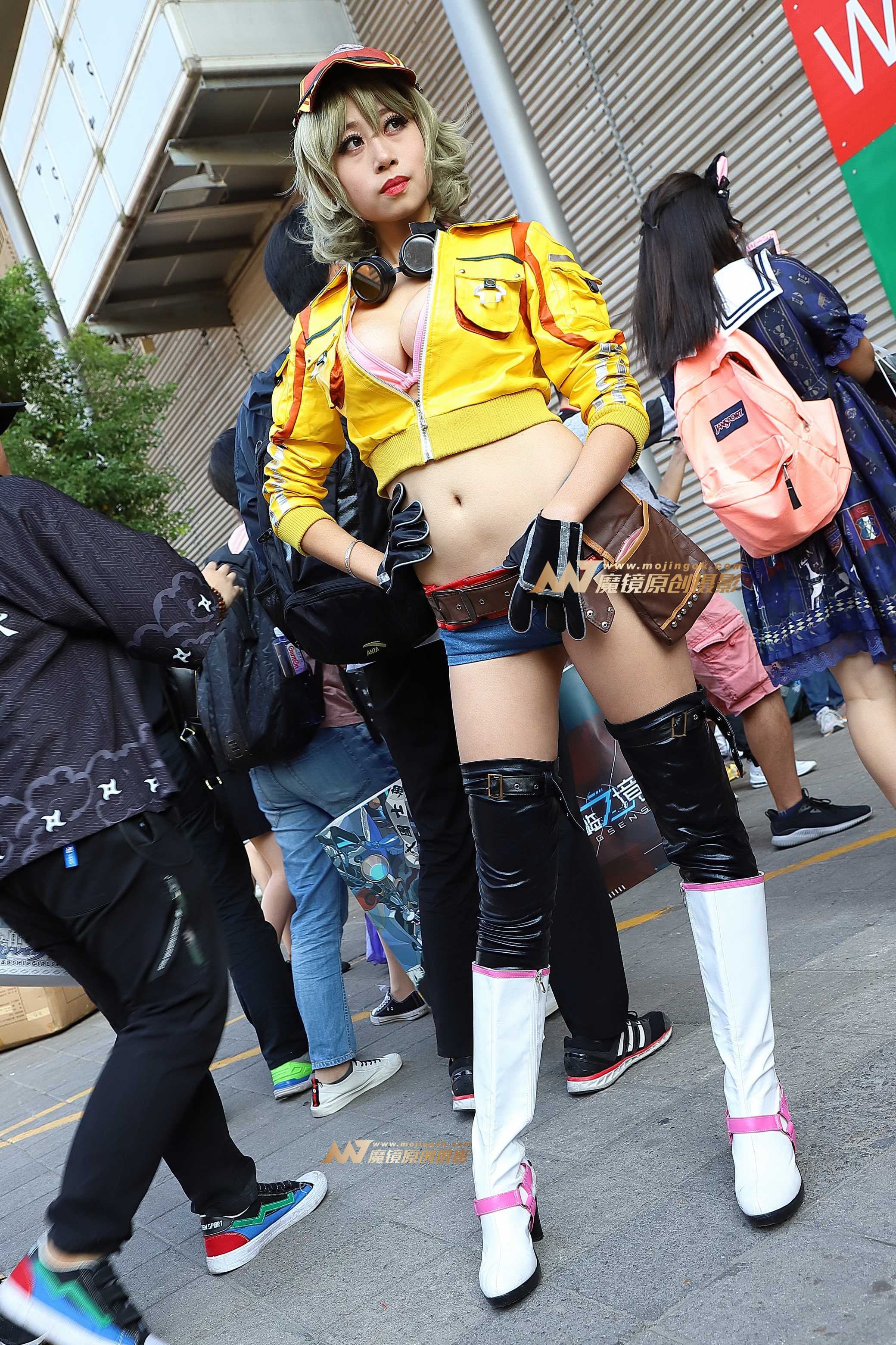 紧身黄色露脐装cosplay