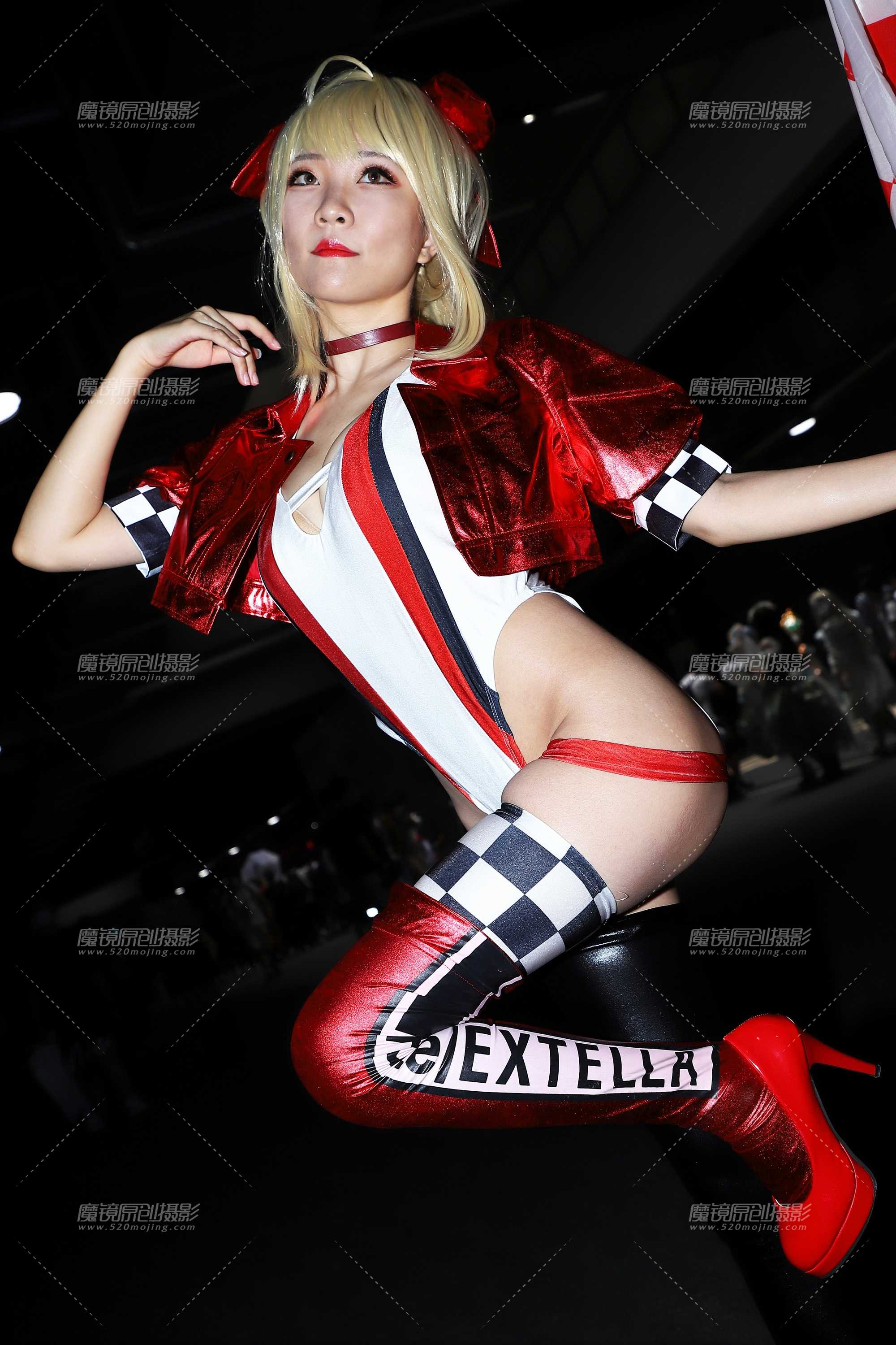 红色格子旗女郎