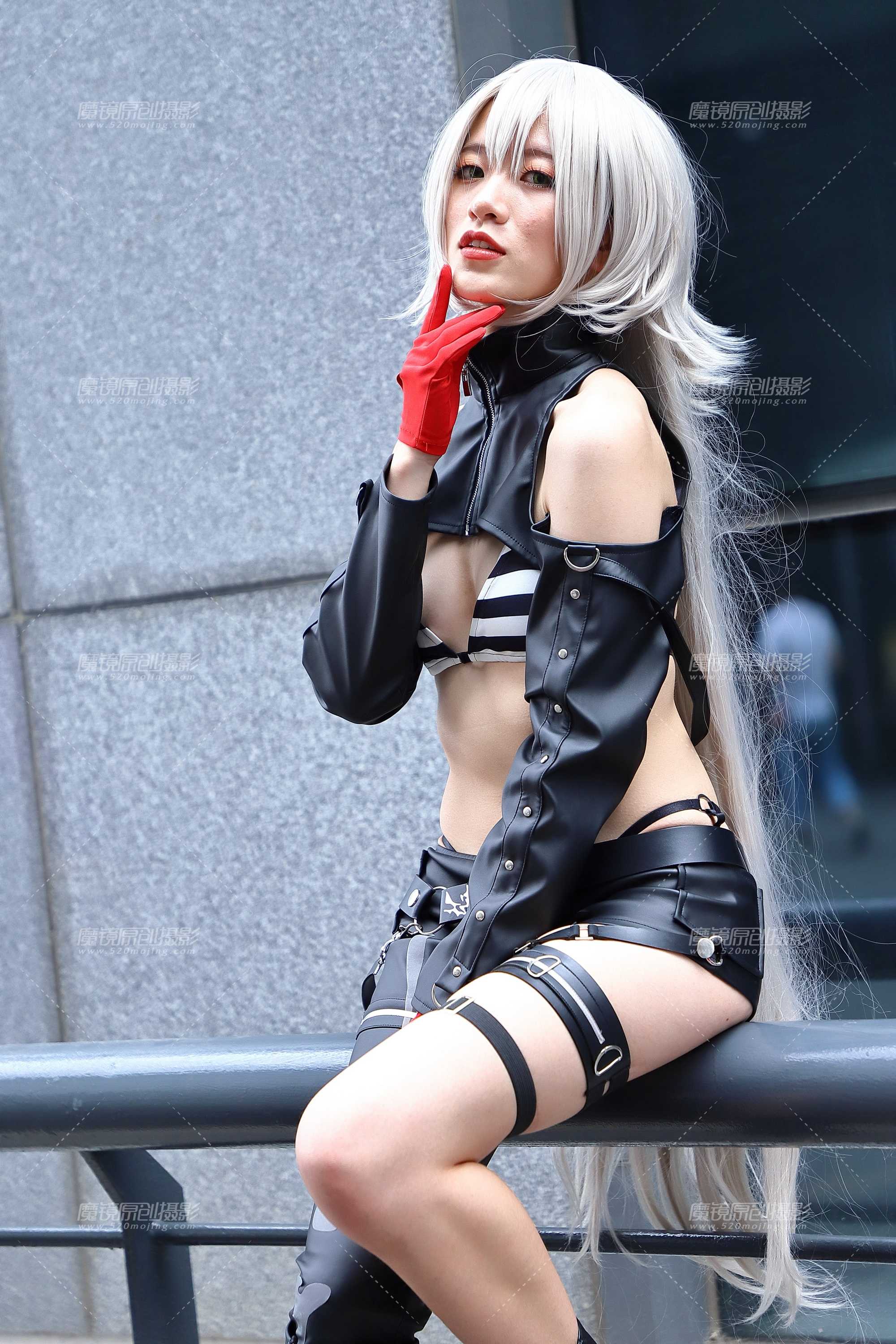 银发条纹抹胸皮装