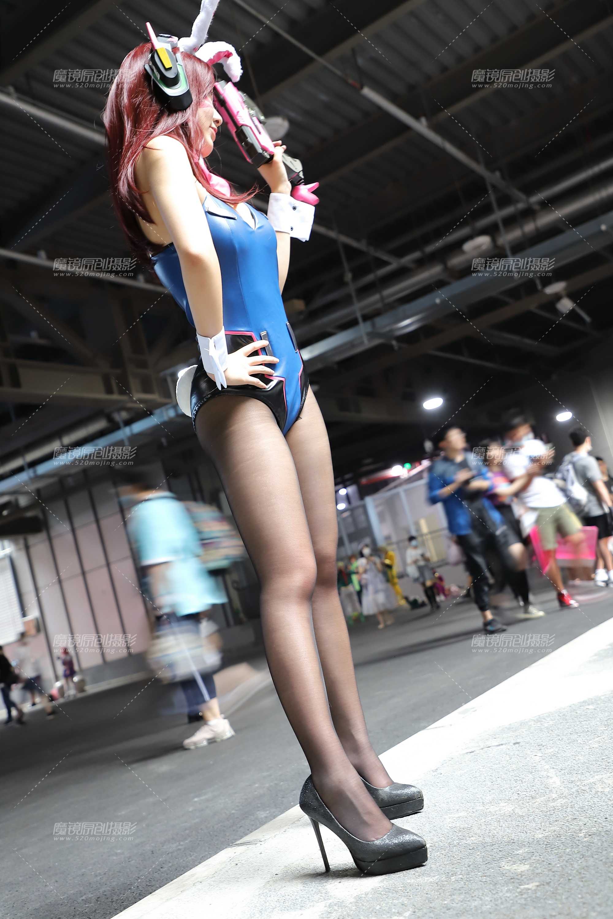 长腿黑丝持枪兔妹