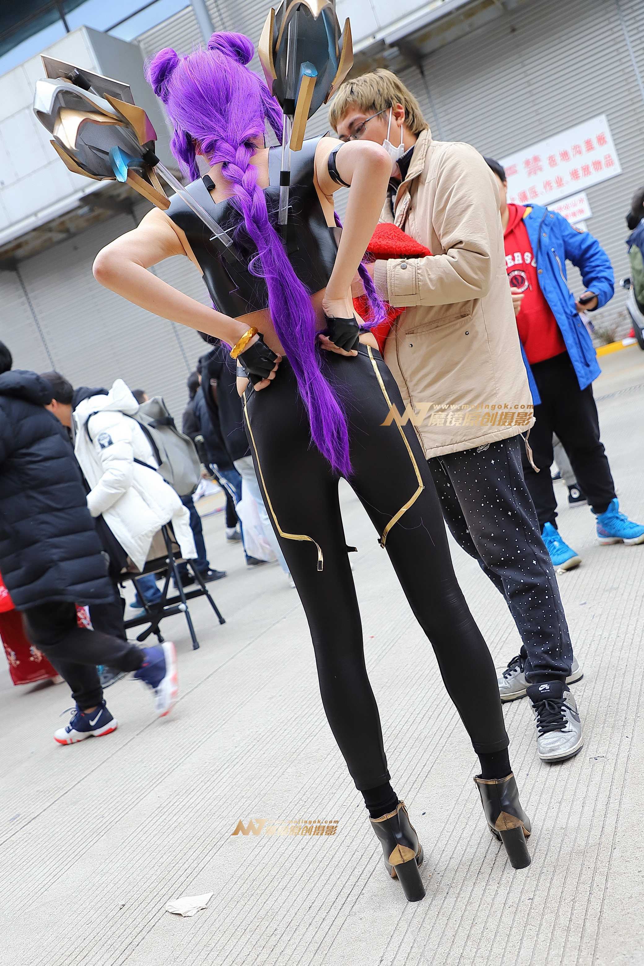 靓丽紫发紧身皮裤coser